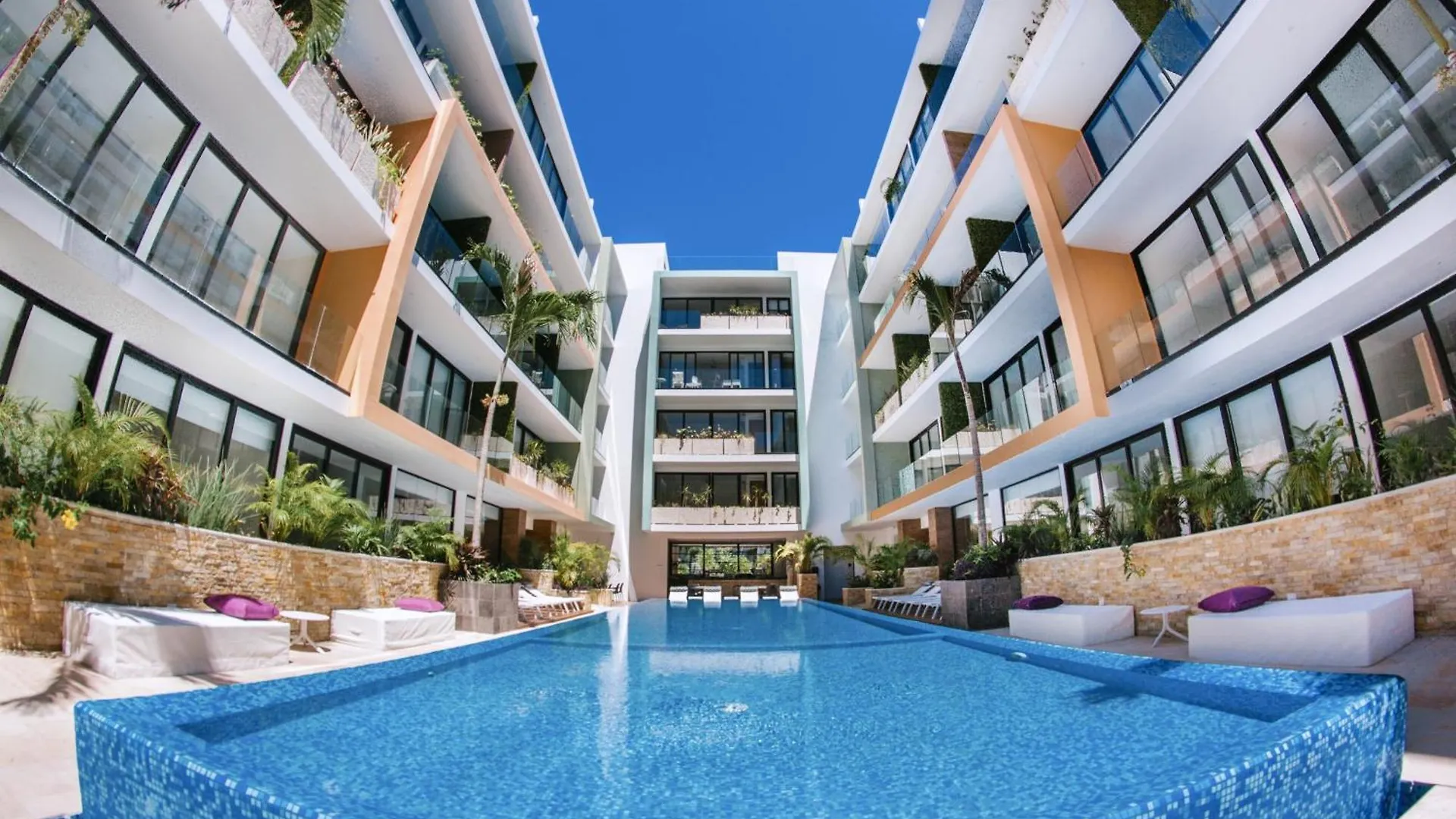 ** Pensión The City Condos By Menesse Playa del Carmen México